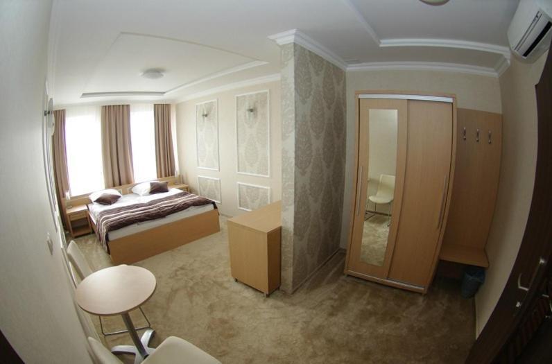 Hotel Pod Zlota Korona Opole Habitación foto